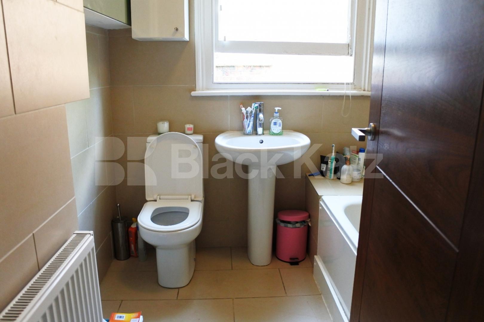 			Amazing 3 Bed With Balcony !, 3 Bedroom, 1 bath, 1 reception Apartment			 Rathcoole Gardens, Crouch End