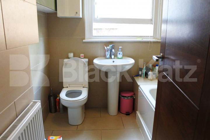 			Amazing 3 Bed With Balcony !, 3 Bedroom, 1 bath, 1 reception Apartment			 Rathcoole Gardens, Crouch End