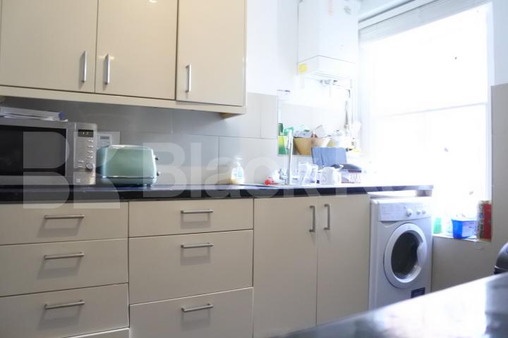 			Amazing 3 Bed With Balcony !, 3 Bedroom, 1 bath, 1 reception Apartment			 Rathcoole Gardens, Crouch End