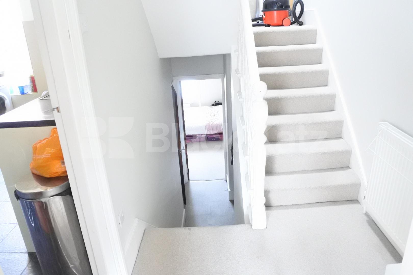 			Amazing 3 Bed With Balcony !, 3 Bedroom, 1 bath, 1 reception Apartment			 Rathcoole Gardens, Crouch End