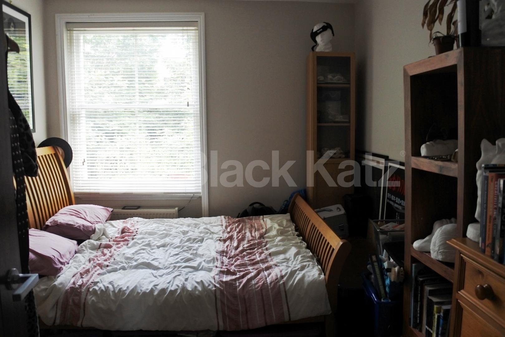 			Amazing 3 Bed With Balcony !, 3 Bedroom, 1 bath, 1 reception Apartment			 Rathcoole Gardens, Crouch End