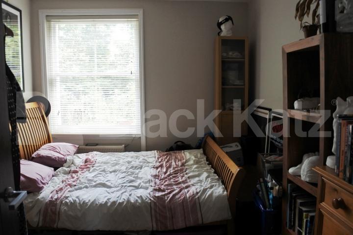 			Amazing 3 Bed With Balcony !, 3 Bedroom, 1 bath, 1 reception Apartment			 Rathcoole Gardens, Crouch End