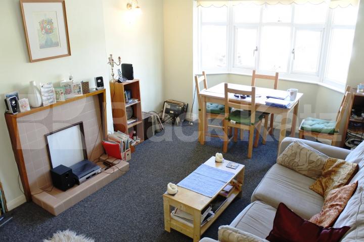 			Beautiful Property !, 2 Bedroom, 1 bath, 1 reception Flat			 Merridene, Winchmore Hill