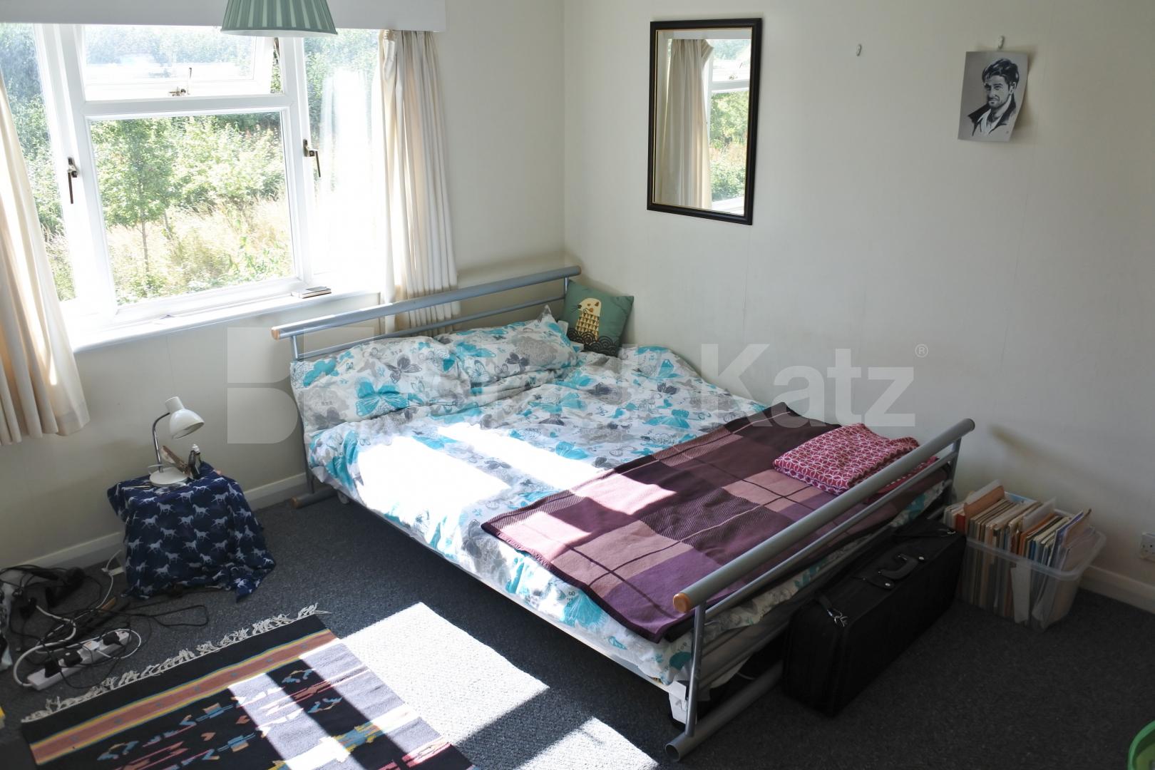 			Beautiful Property !, 2 Bedroom, 1 bath, 1 reception Flat			 Merridene, Winchmore Hill