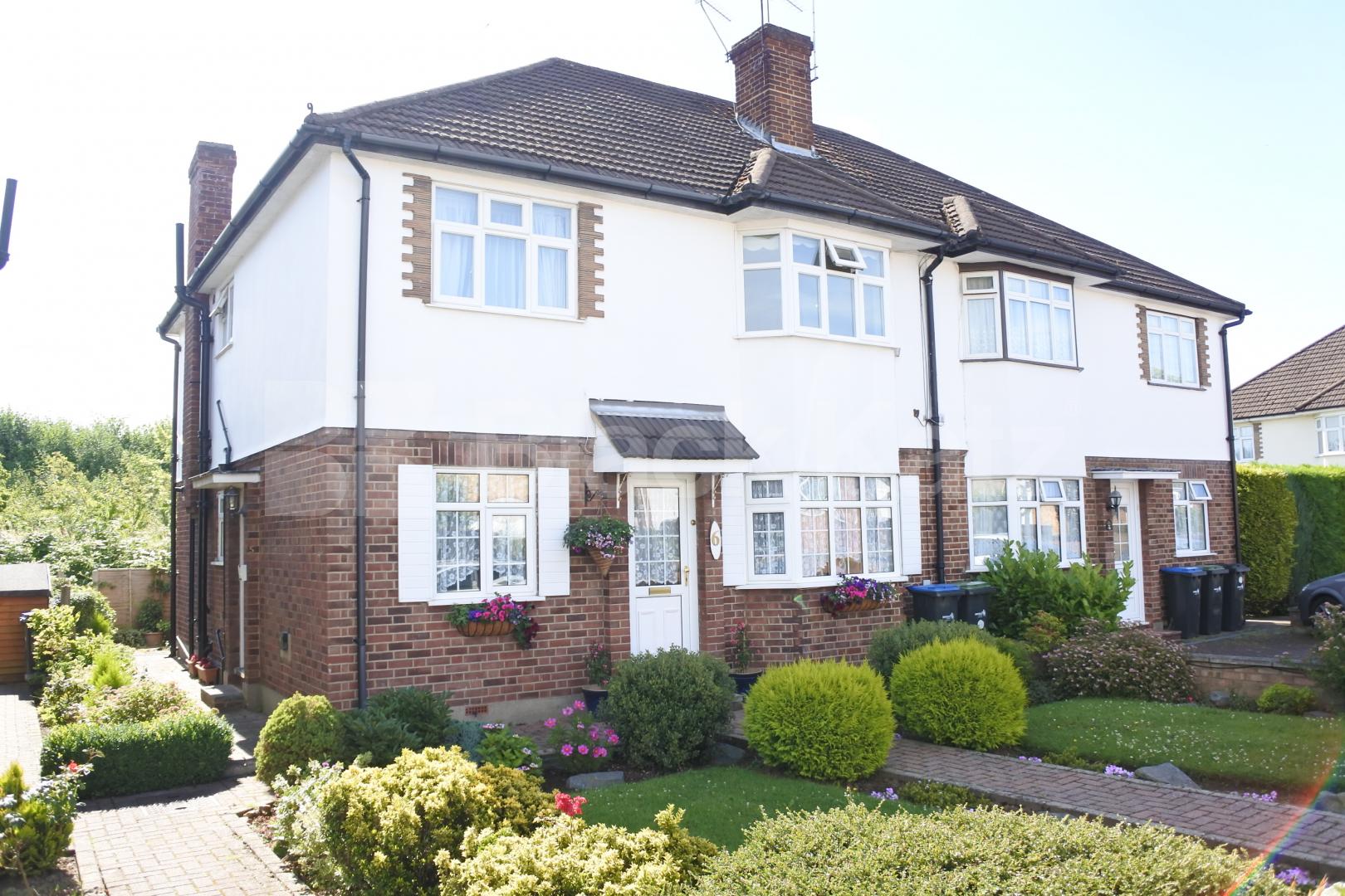 			Beautiful Property !, 2 Bedroom, 1 bath, 1 reception Flat			 Merridene, Winchmore Hill