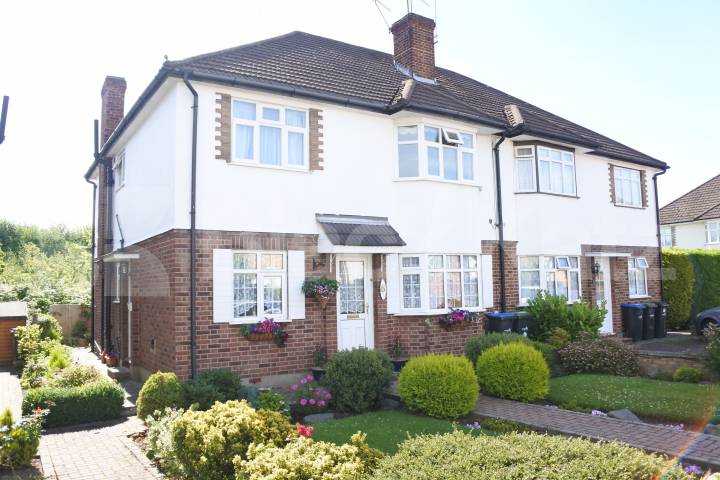 			Beautiful Property !, 2 Bedroom, 1 bath, 1 reception Flat			 Merridene, Winchmore Hill