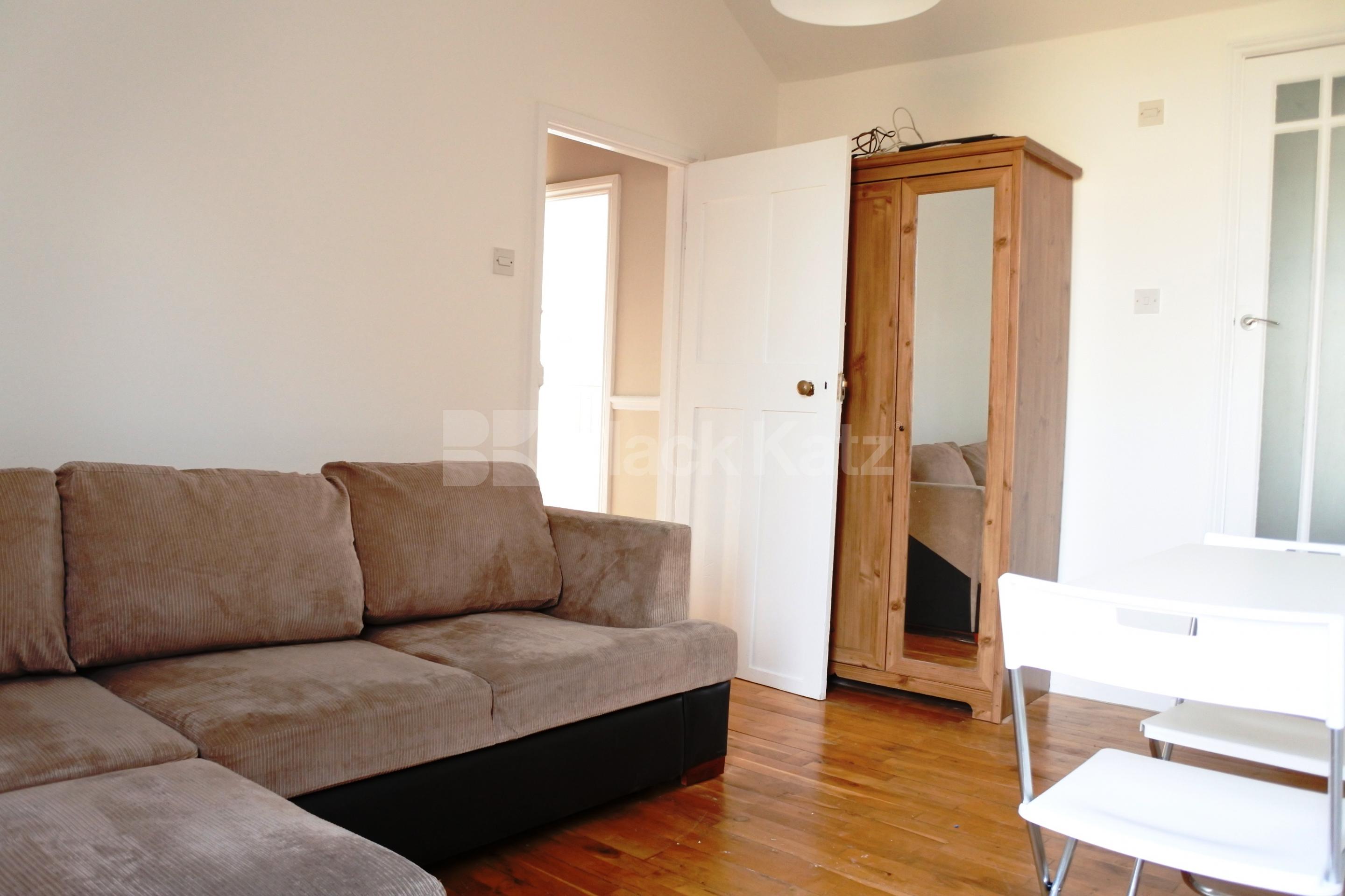 			INCLUDES ALL BILLS & Broadband !, Studio Apartment, 1 bath, 1 reception Studio			 Rathcoole Gardens, Crouch End N8