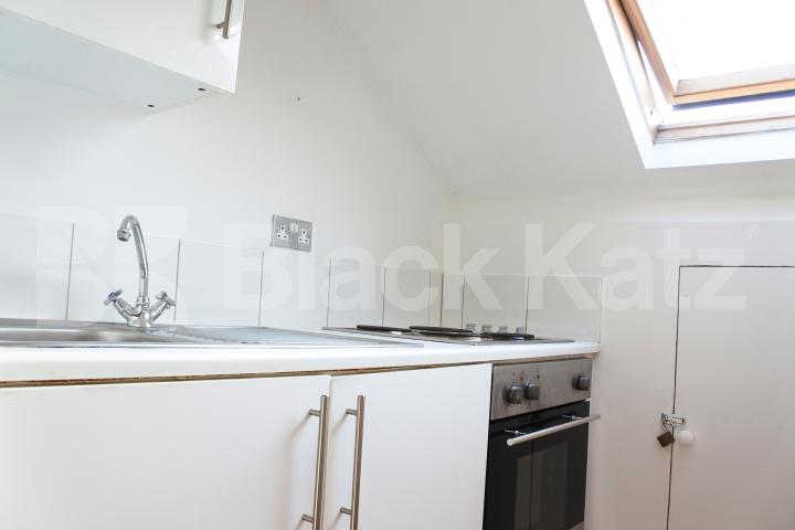 			INCLUDES ALL BILLS & Broadband !, Studio Apartment, 1 bath, 1 reception Studio			 Rathcoole Gardens, Crouch End