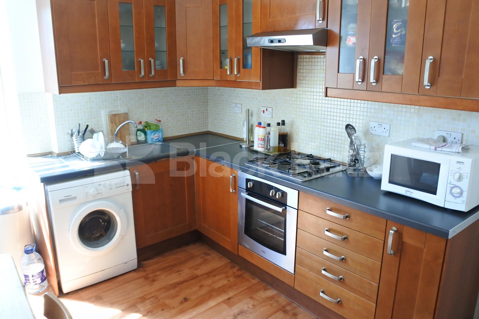 			INCLUSIVE OF COUNCIL TAX AND WATER!!, 2 Bedroom, 1 bath, 1 reception Flat			 Park Road, CROUCH END