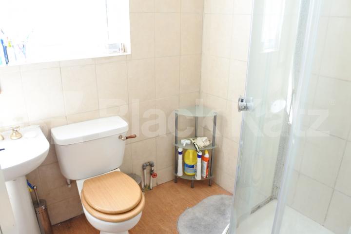 			INCLUSIVE OF COUNCIL TAX AND WATER!!, 2 Bedroom, 1 bath, 1 reception Flat			 Park Road, CROUCH END