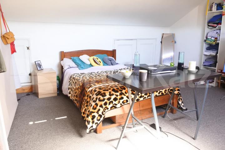 			INCLUSIVE OF COUNCIL TAX AND WATER!!, 2 Bedroom, 1 bath, 1 reception Flat			 Park Road, CROUCH END