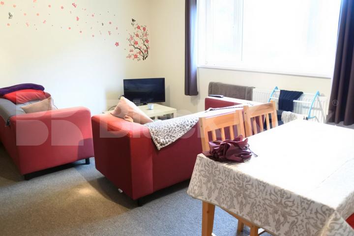 			Includes Gas , 3 Bedroom, 1 bath, 1 reception Flat			 High Road, East Finchley