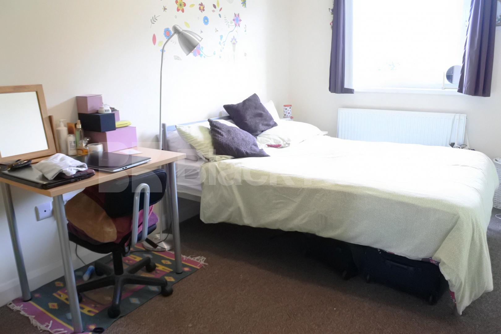 			Includes Gas , 3 Bedroom, 1 bath, 1 reception Flat			 High Road, East Finchley