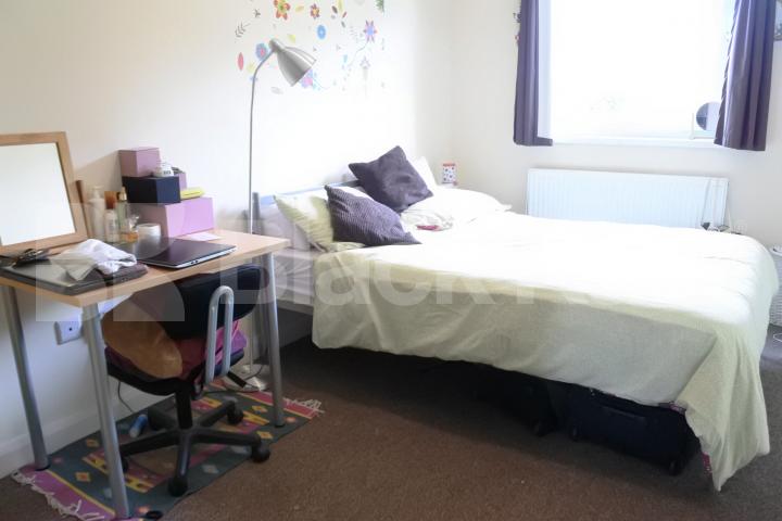 			Includes Gas , 3 Bedroom, 1 bath, 1 reception Flat			 High Road, East Finchley