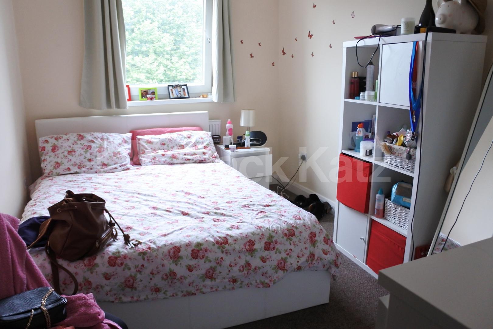 			Includes Gas , 3 Bedroom, 1 bath, 1 reception Flat			 High Road, East Finchley