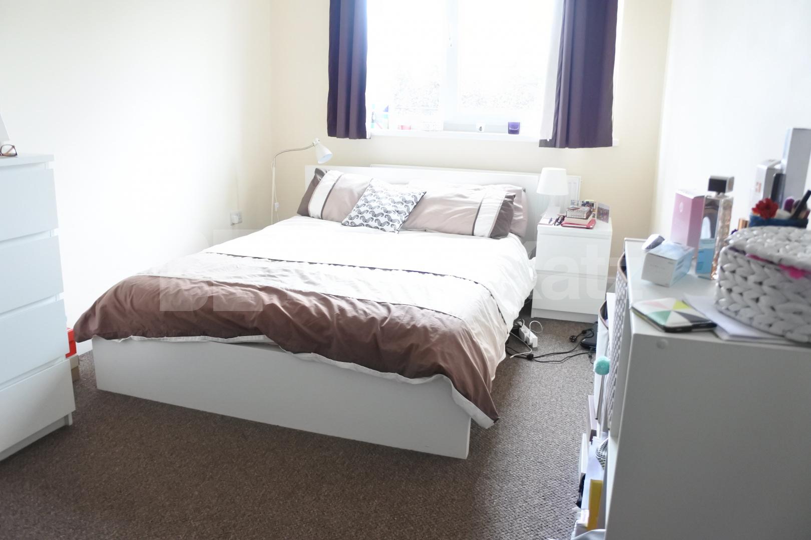 			Includes Gas , 3 Bedroom, 1 bath, 1 reception Flat			 High Road, East Finchley