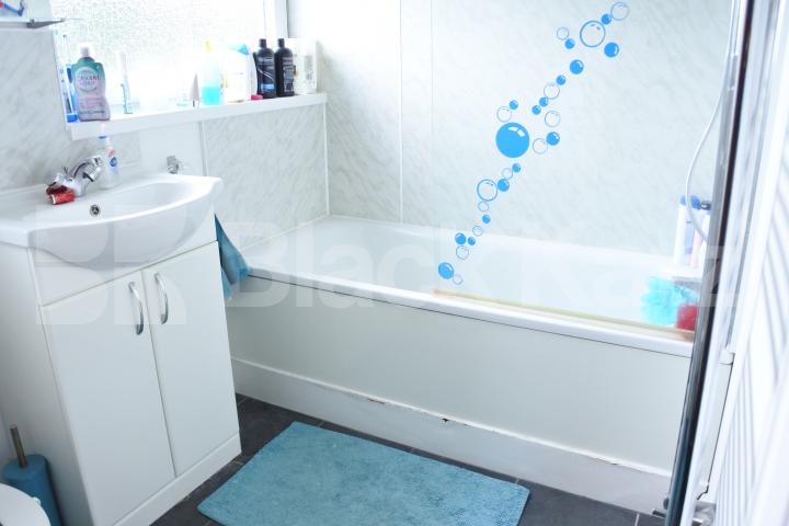 			Includes Gas , 3 Bedroom, 1 bath, 1 reception Flat			 High Road, East Finchley