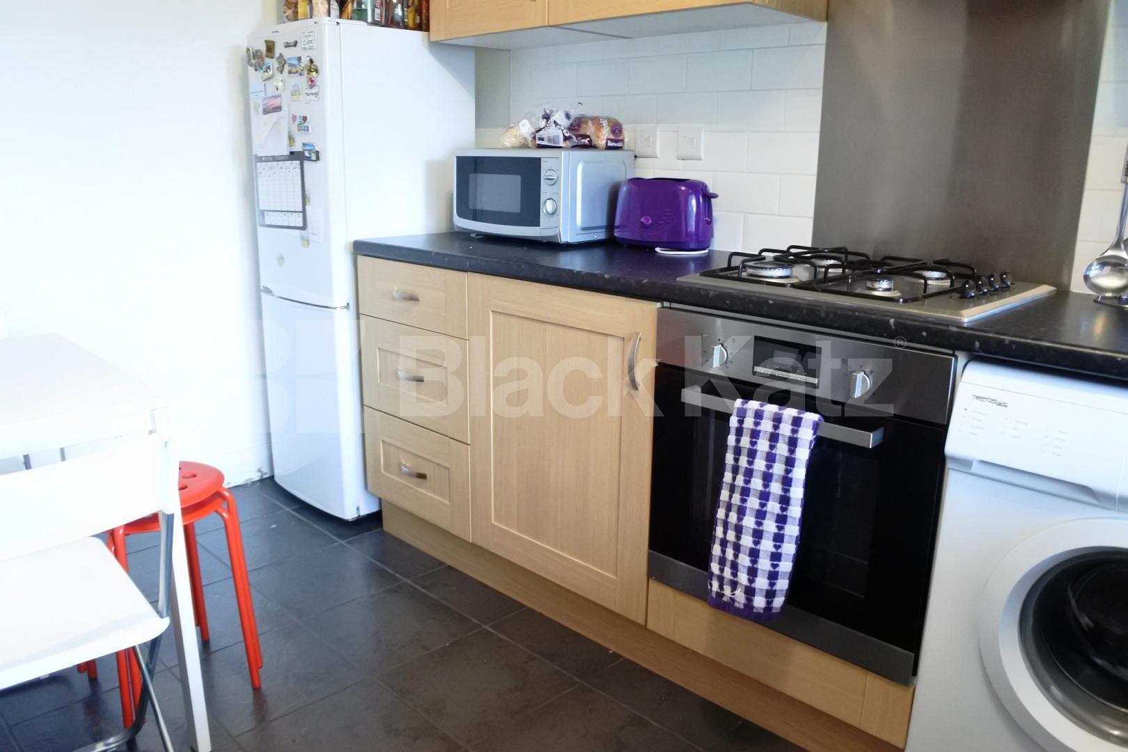 			Includes Gas , 3 Bedroom, 1 bath, 1 reception Flat			 High Road, East Finchley