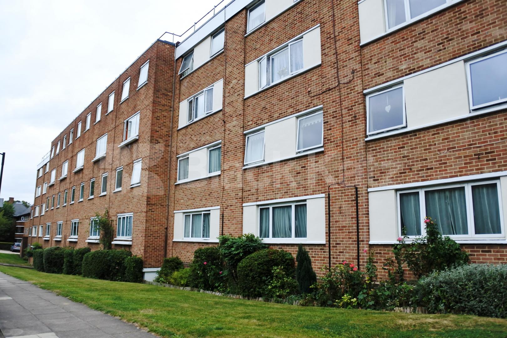 			Includes Gas , 3 Bedroom, 1 bath, 1 reception Flat			 High Road, East Finchley