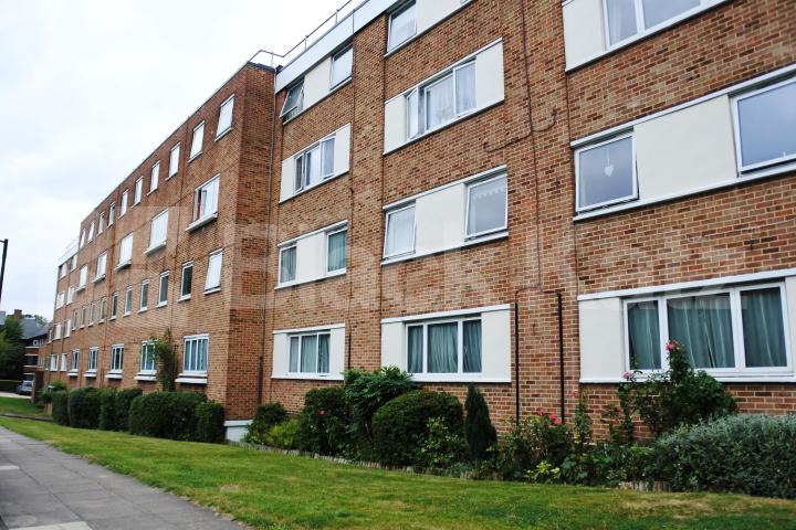 			Includes Gas , 3 Bedroom, 1 bath, 1 reception Flat			 High Road, East Finchley