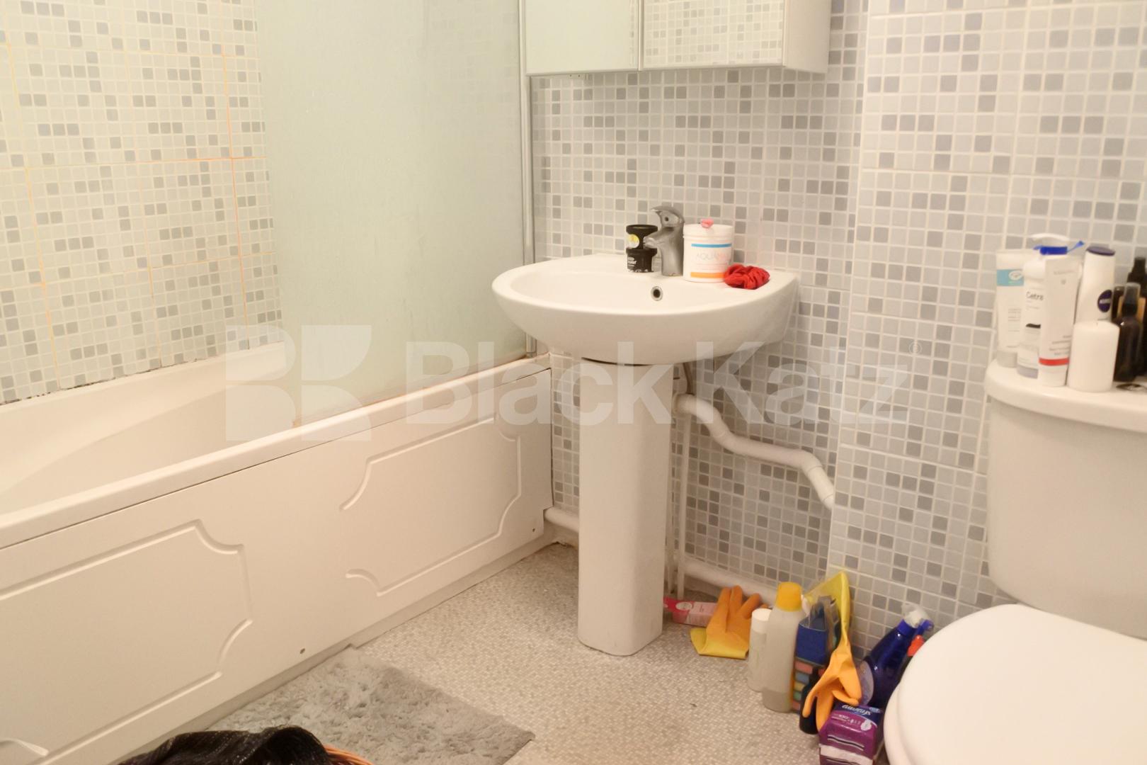 			Fantastic One Bed With OSP !, 1 Bedroom, 1 bath, 1 reception Apartment			 Mayfield Road, Crouch End