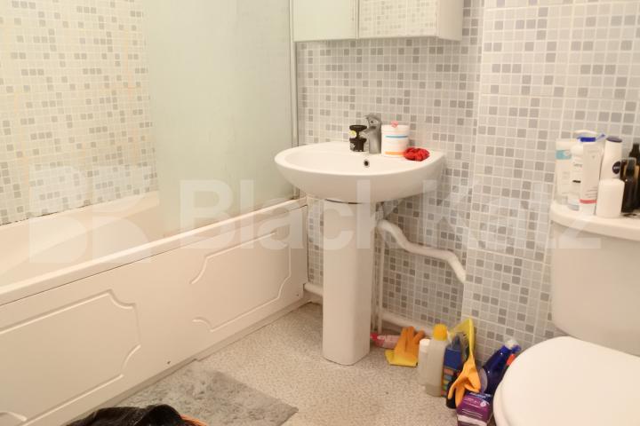 			Fantastic One Bed With OSP !, 1 Bedroom, 1 bath, 1 reception Apartment			 Mayfield Road, Crouch End