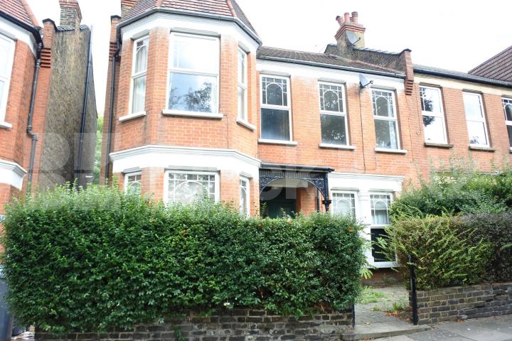 			NEW INSTRUCTION!, 3 Bedroom, 1 bath, 1 reception Flat			 Woodside Road, Wood Green