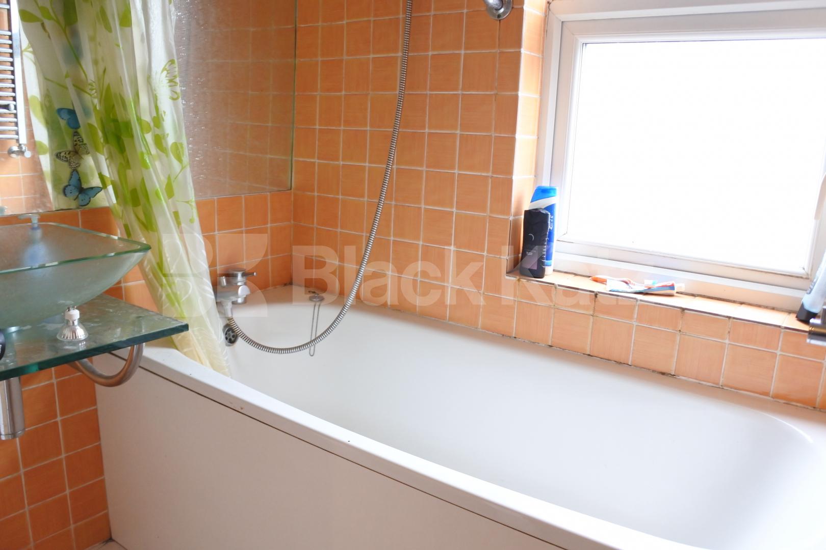 			Inclusive Of All Bills !, 2 Bedroom, 1 bath, 1 reception Flat			 Clarendon Road, Turnpike Lane