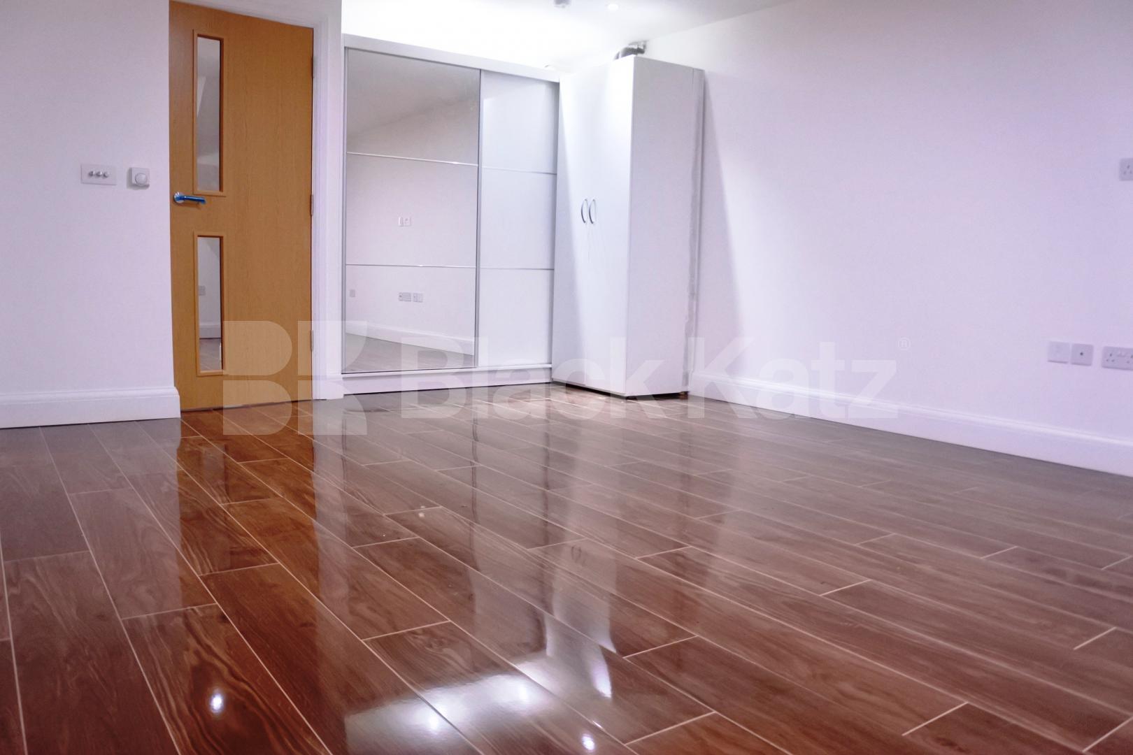 			FANSTASTIC NEW INSTRUCTION!, 3 Bedroom, 1 bath, 1 reception Flat			 Alexandra Palace Way, Alexandra Palace