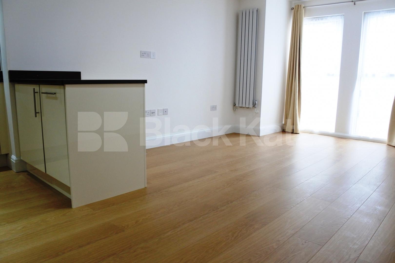 			FANSTASTIC NEW INSTRUCTION!, 3 Bedroom, 1 bath, 1 reception Flat			 Alexandra Palace Way, Alexandra Palace