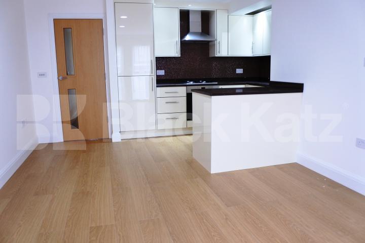 			FANSTASTIC NEW INSTRUCTION!, 3 Bedroom, 1 bath, 1 reception Flat			 Alexandra Palace Way, Alexandra Palace