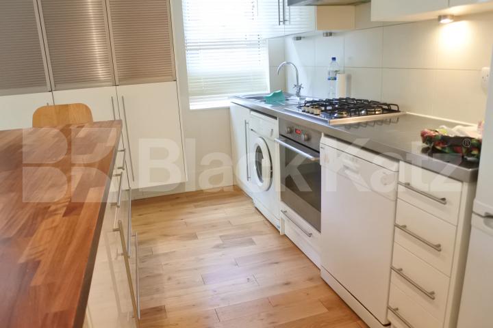 			Great Two Bed Property With Patio Garden !, 2 Bedroom, 1 bath, 1 reception Flat			 North View Road, Crouch End