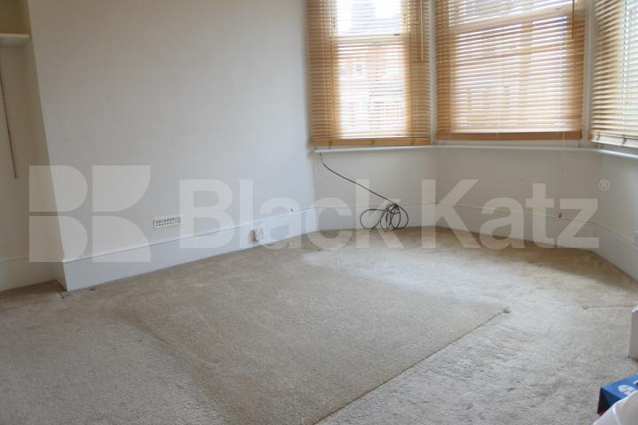 			Great Two Bed Property With Patio Garden !, 2 Bedroom, 1 bath, 1 reception Flat			 North View Road, Crouch End