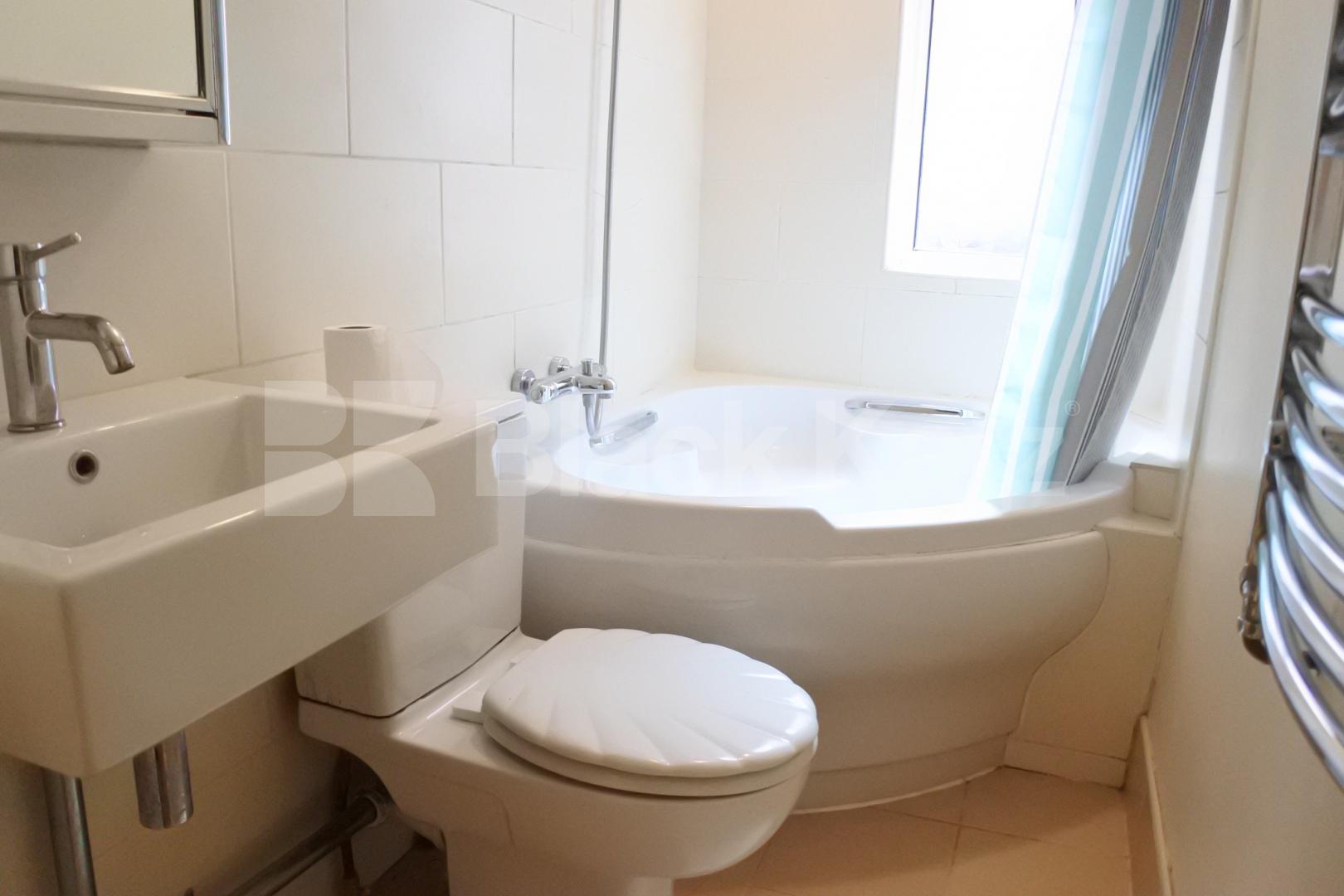 			Great Two Bed Property With Patio Garden !, 2 Bedroom, 1 bath, 1 reception Flat			 North View Road, Crouch End