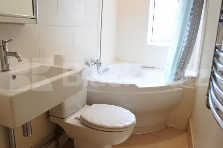 			Great Two Bed Property With Patio Garden !, 2 Bedroom, 1 bath, 1 reception Flat			 North View Road, Crouch End