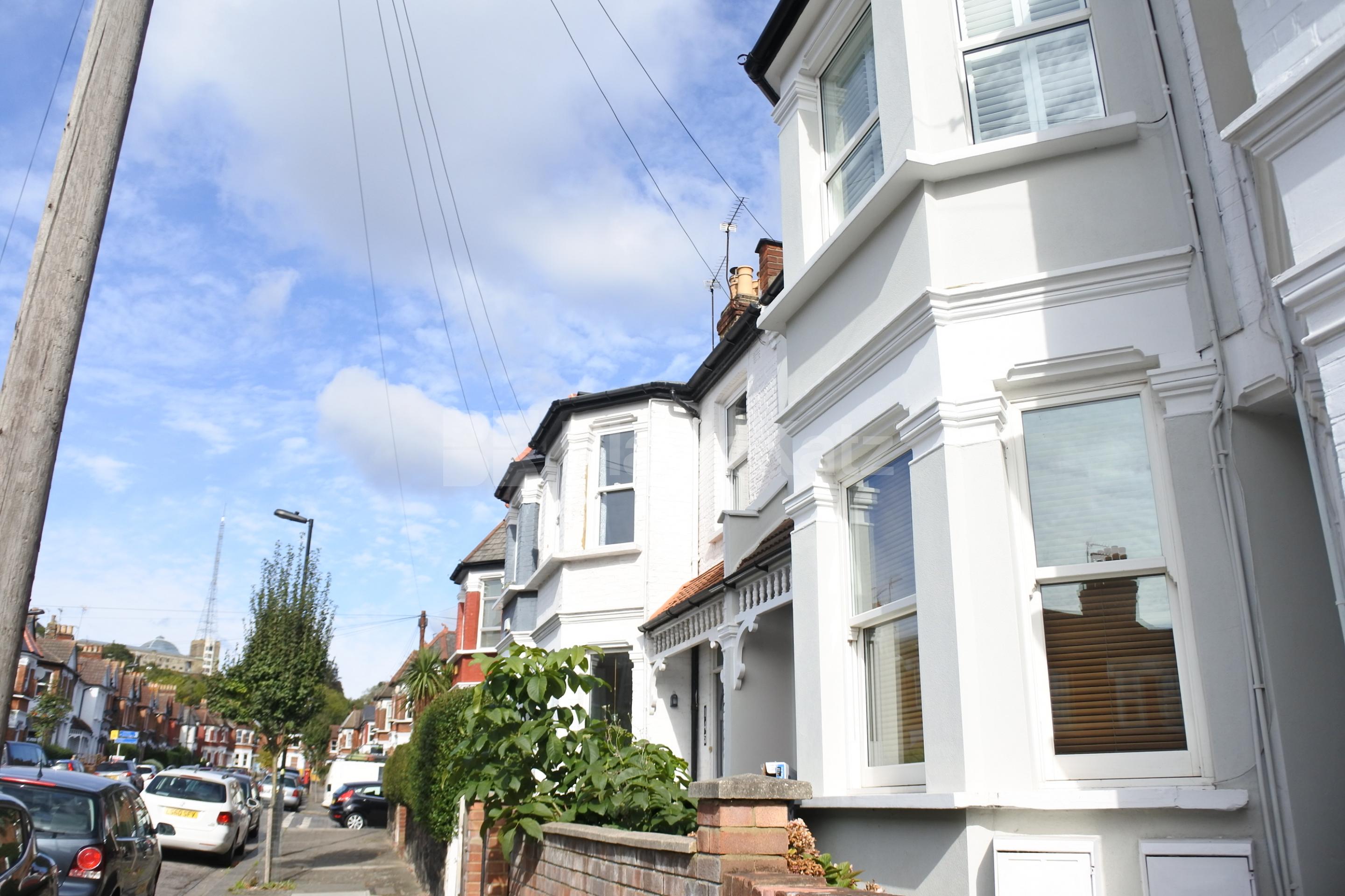 			Great Two Bed Property With Patio Garden !, 2 Bedroom, 1 bath, 1 reception Flat			 North View Road, Crouch End N8