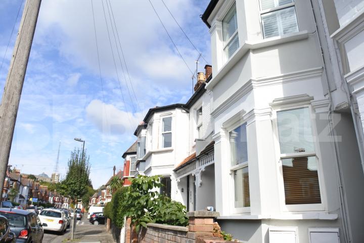 			Great Two Bed Property With Patio Garden !, 2 Bedroom, 1 bath, 1 reception Flat			 North View Road, Crouch End