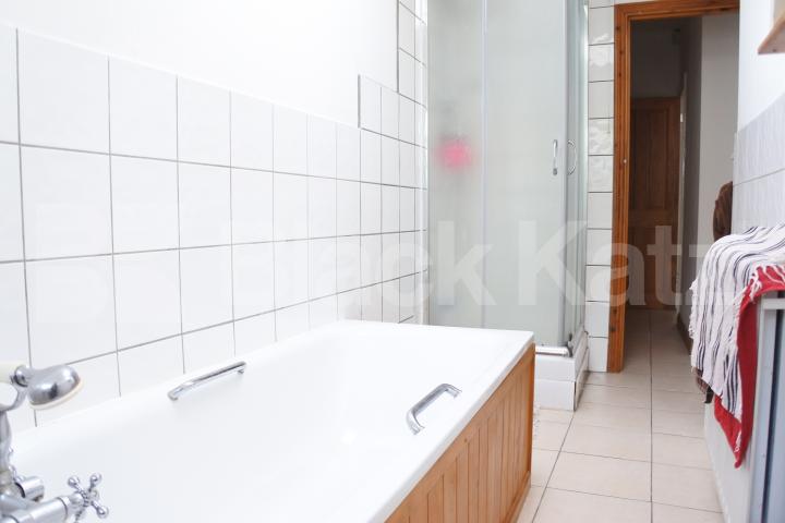 			November Special = No Admin Fees On This Property !, 3 Bedroom, 1 bath, 1 reception House			 Nightingale Lane, Crouch End