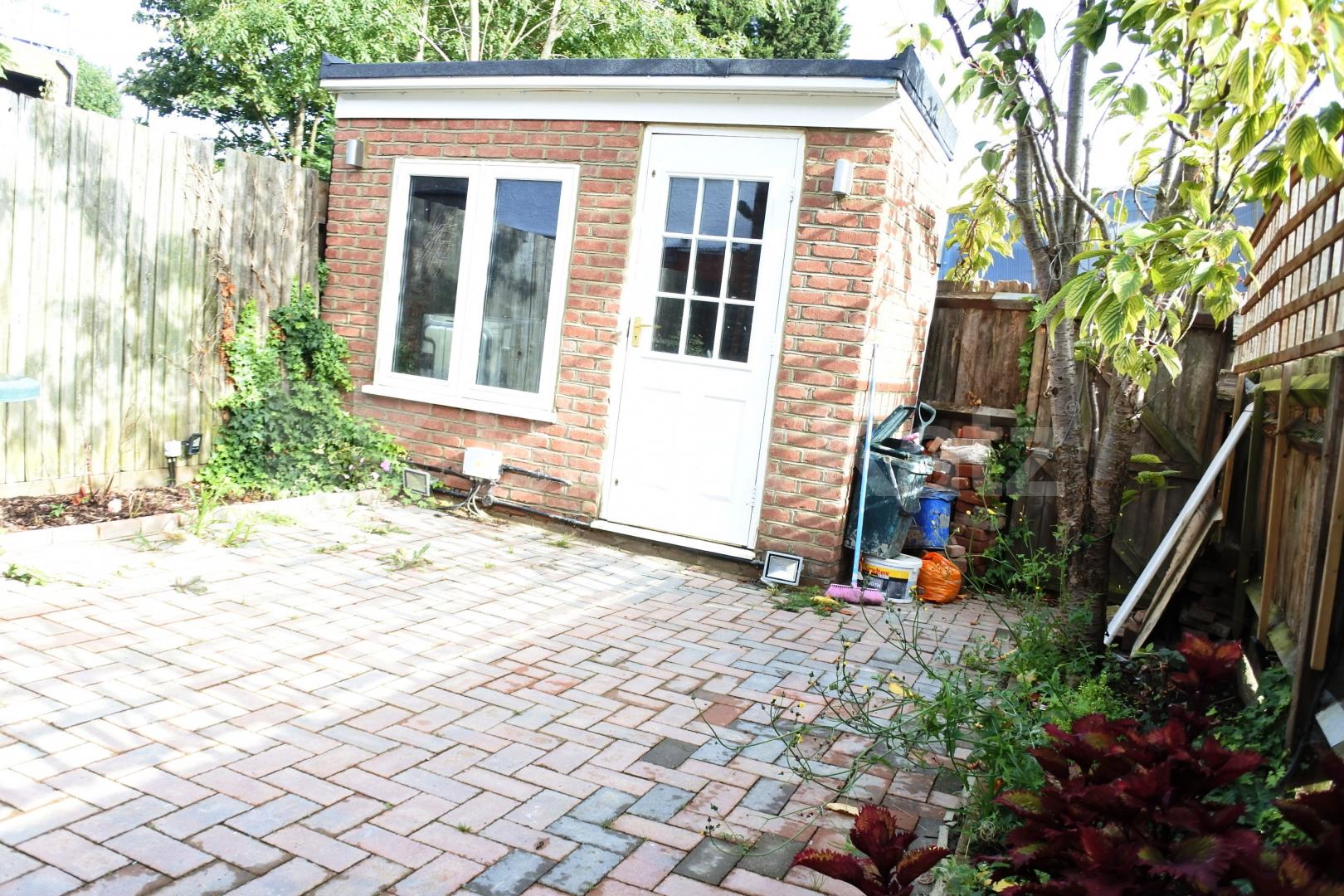 			November Special = No Admin Fees On This Property !, 3 Bedroom, 1 bath, 1 reception House			 Nightingale Lane, Crouch End