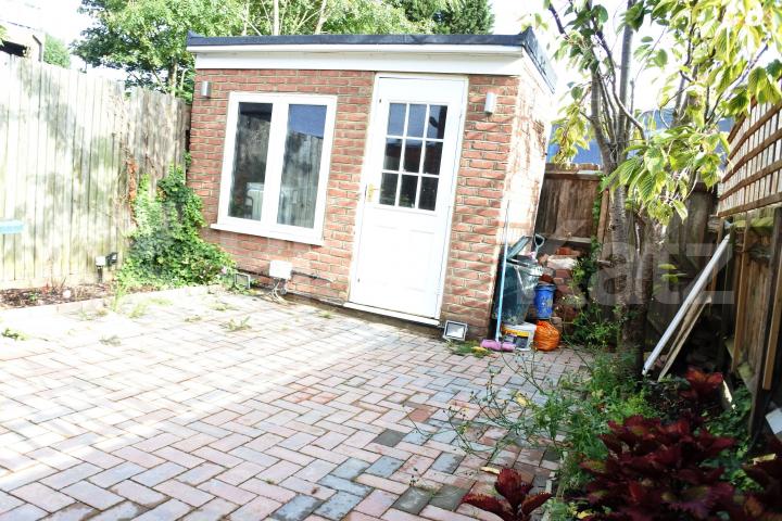 			November Special = No Admin Fees On This Property !, 3 Bedroom, 1 bath, 1 reception House			 Nightingale Lane, Crouch End