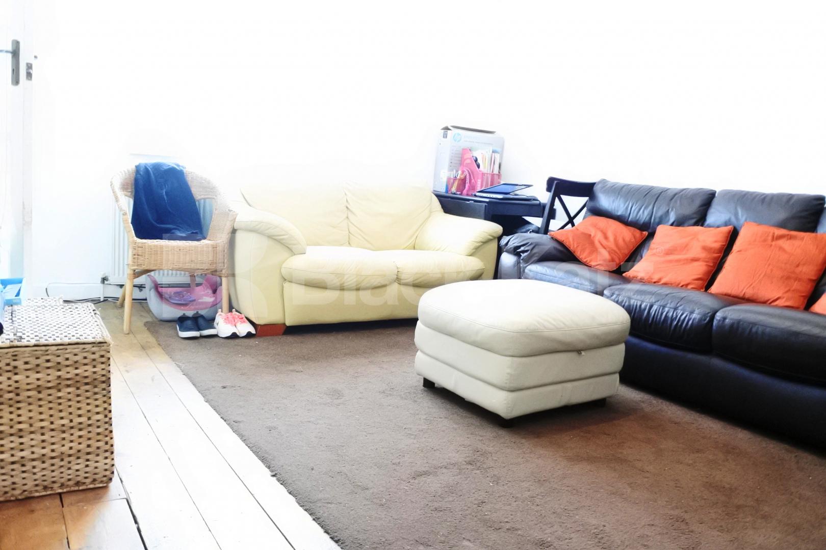 			November Special = No Admin Fees On This Property !, 3 Bedroom, 1 bath, 1 reception House			 Nightingale Lane, Crouch End