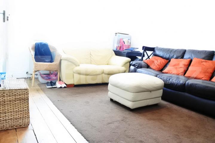 			November Special = No Admin Fees On This Property !, 3 Bedroom, 1 bath, 1 reception House			 Nightingale Lane, Crouch End