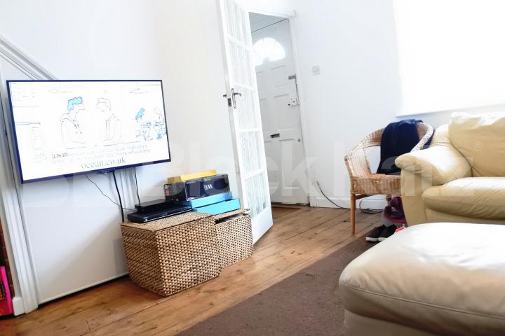 			November Special = No Admin Fees On This Property !, 3 Bedroom, 1 bath, 1 reception House			 Nightingale Lane, Crouch End