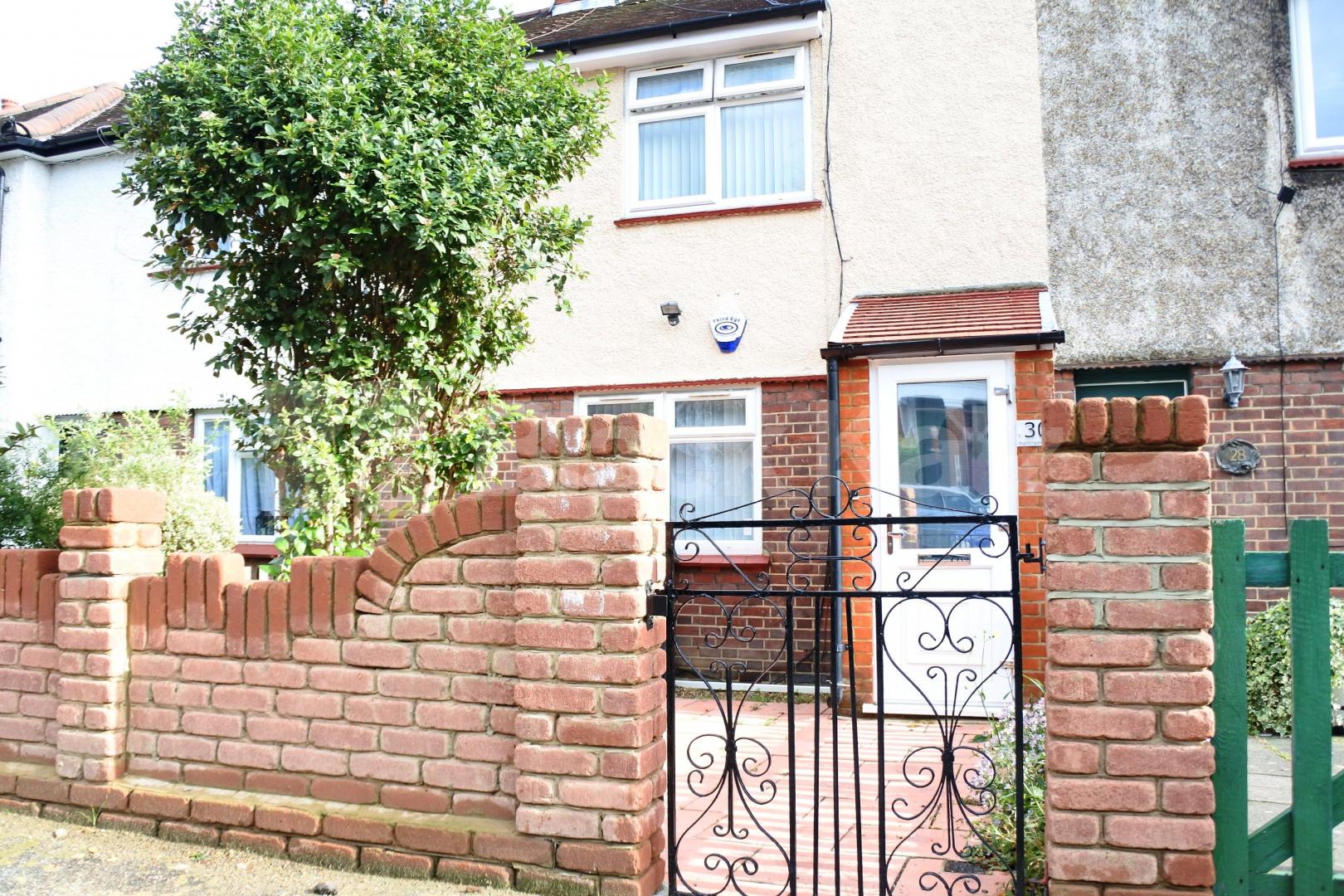 			November Special = No Admin Fees On This Property !, 3 Bedroom, 1 bath, 1 reception House			 Nightingale Lane, Crouch End