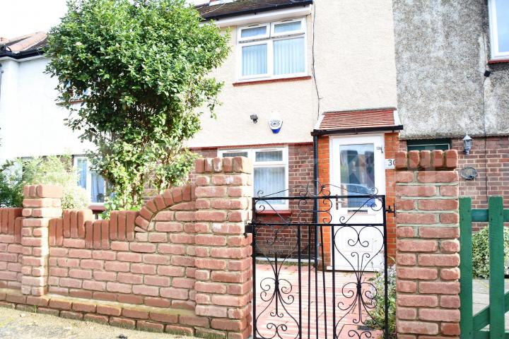 			November Special = No Admin Fees On This Property !, 3 Bedroom, 1 bath, 1 reception House			 Nightingale Lane, Crouch End