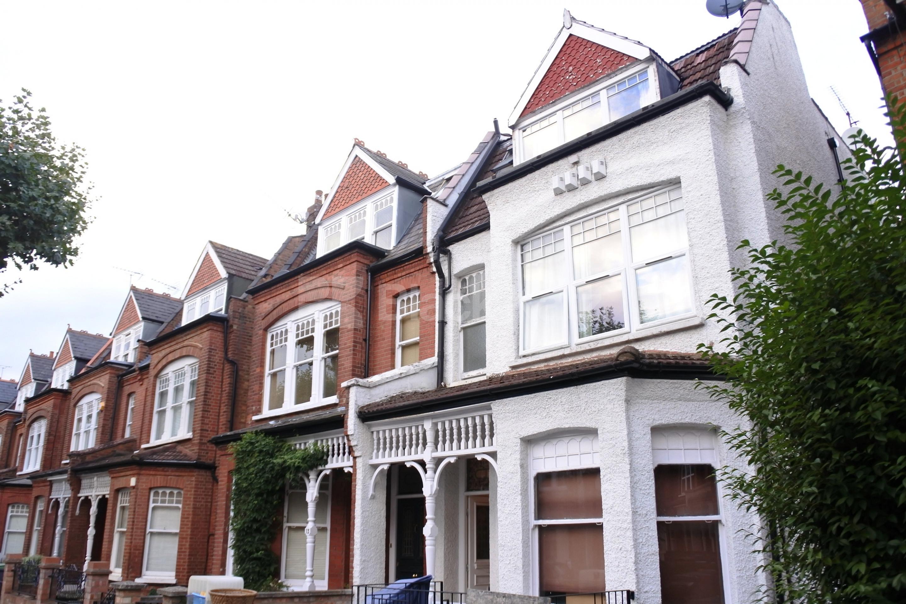 			NEW INSTRUCTION!, 3 Bedroom, 1 bath, 1 reception Flat			 Kings Avenue, Muswell Hill N10