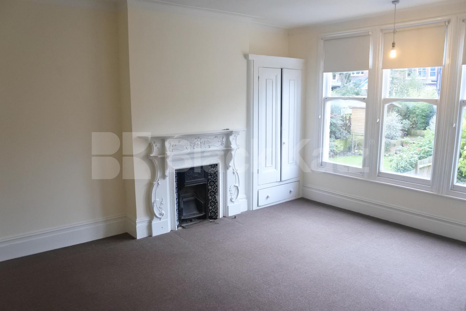 			FANSTASTIC NEW INSTRUCTION  No Admin Fees On This Property !, 3 Bedroom, 1 bath, 1 reception Flat			 Elms Avenue, Muswell Hill