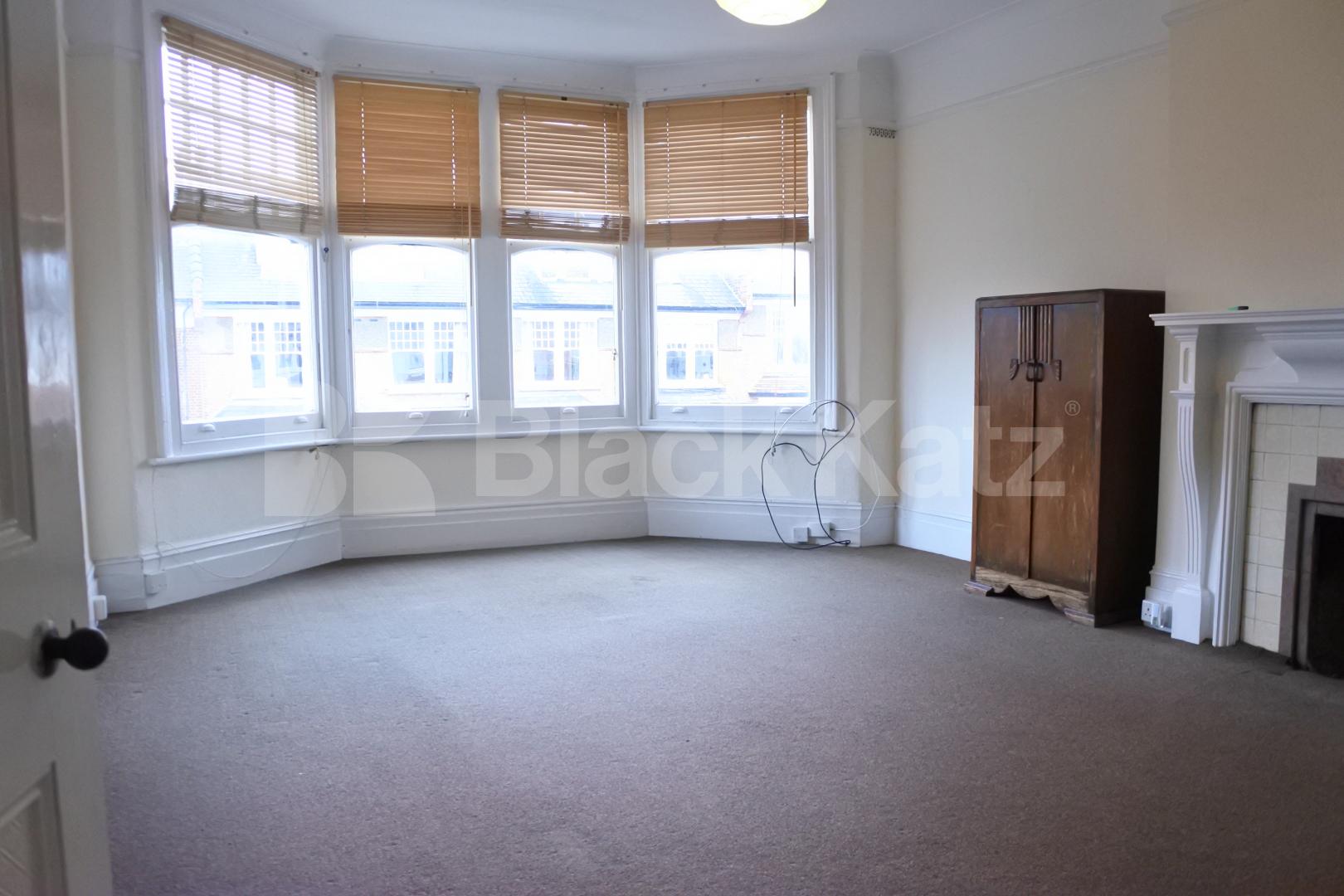 			FANSTASTIC NEW INSTRUCTION  No Admin Fees On This Property !, 3 Bedroom, 1 bath, 1 reception Flat			 Elms Avenue, Muswell Hill