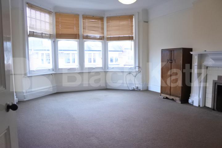 			FANSTASTIC NEW INSTRUCTION  No Admin Fees On This Property !, 3 Bedroom, 1 bath, 1 reception Flat			 Elms Avenue, Muswell Hill