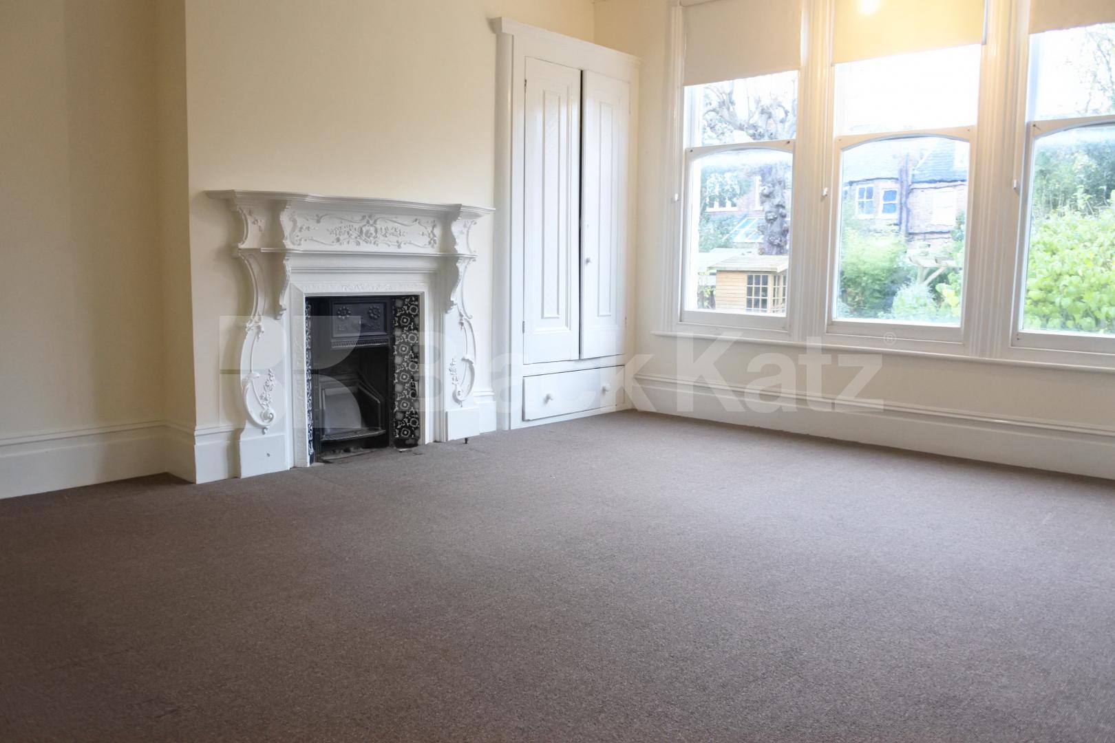 			FANSTASTIC NEW INSTRUCTION  No Admin Fees On This Property !, 3 Bedroom, 1 bath, 1 reception Flat			 Elms Avenue, Muswell Hill